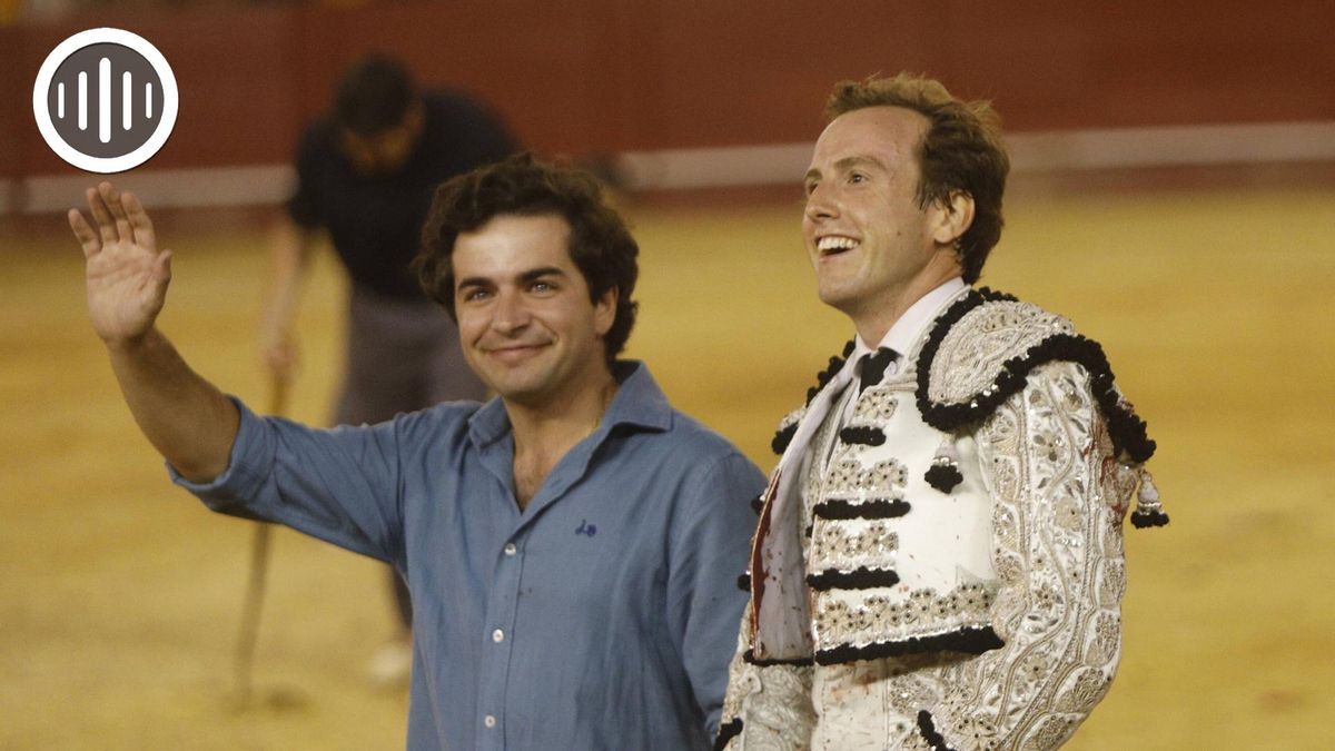 Santi Domecq Martel y Román Collado dan la vuelta al ruedo en la plaza de València tras el indulto de 'Escondido'