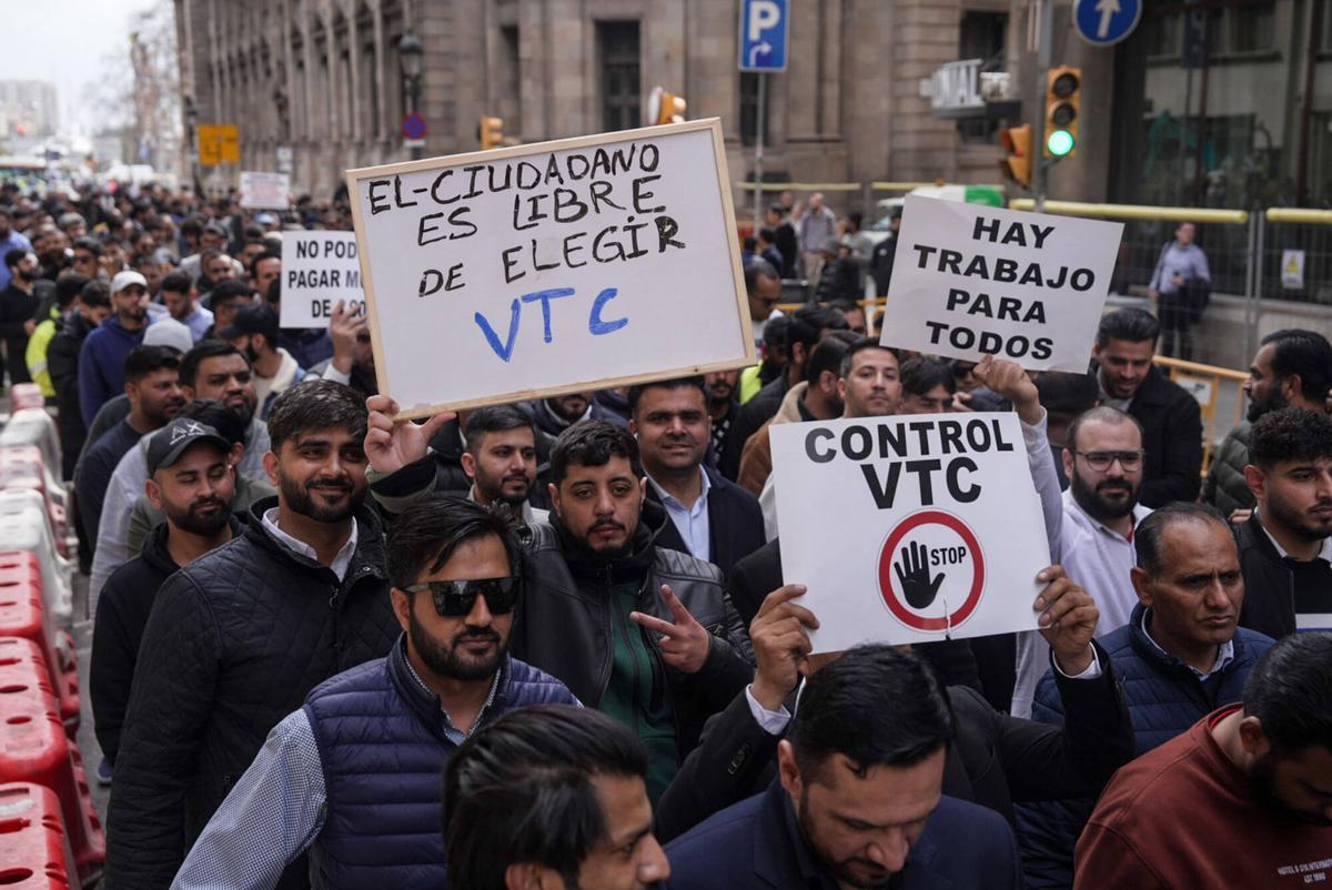 barcelona 11/03/2025 Barcelona. Marcha lenta de conductores de VTC en protesta por la futura ley del taxi. AUTOR: JORDI OTIX