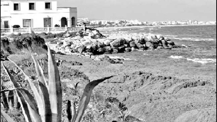 Costas ha depositado la arena junto al lugar donde instaló grandes rocas para proteger las casas de primera línea