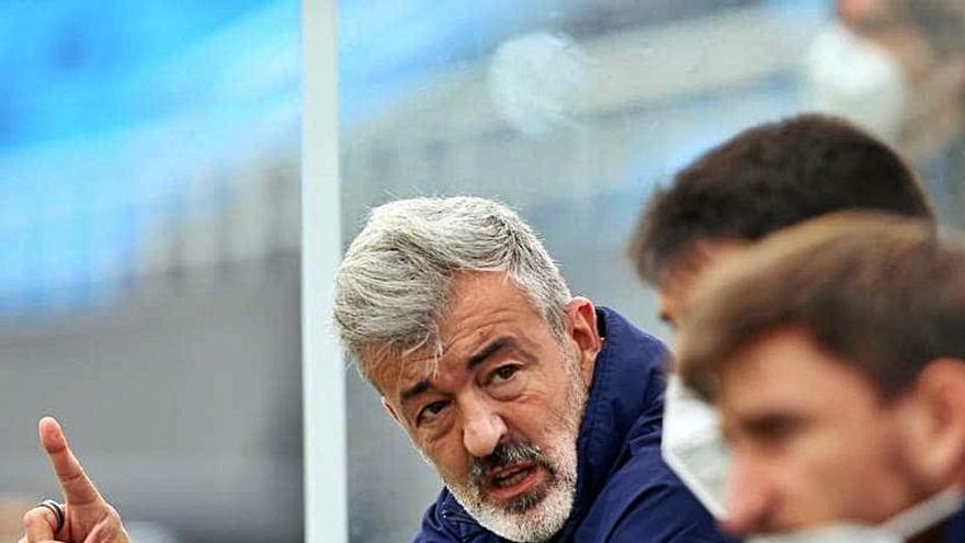 Óscar Fernández charla con sus asistentes. | F. CALABUIG