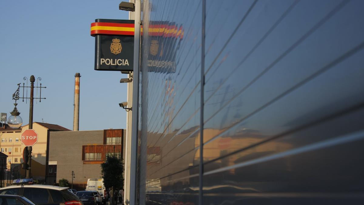 Fingía que debía reparar una avería para entrar en las viviendas y llevarse dinero y objetos de valor: detenido en Langreo un "falso fontanero" que robó en siete casas