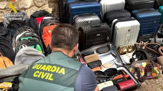 Van al baño en una gasolinera de Murcia y el coche está desvalijado cuando vuelven: Guardia civil descubre inhibidores de frecuencia