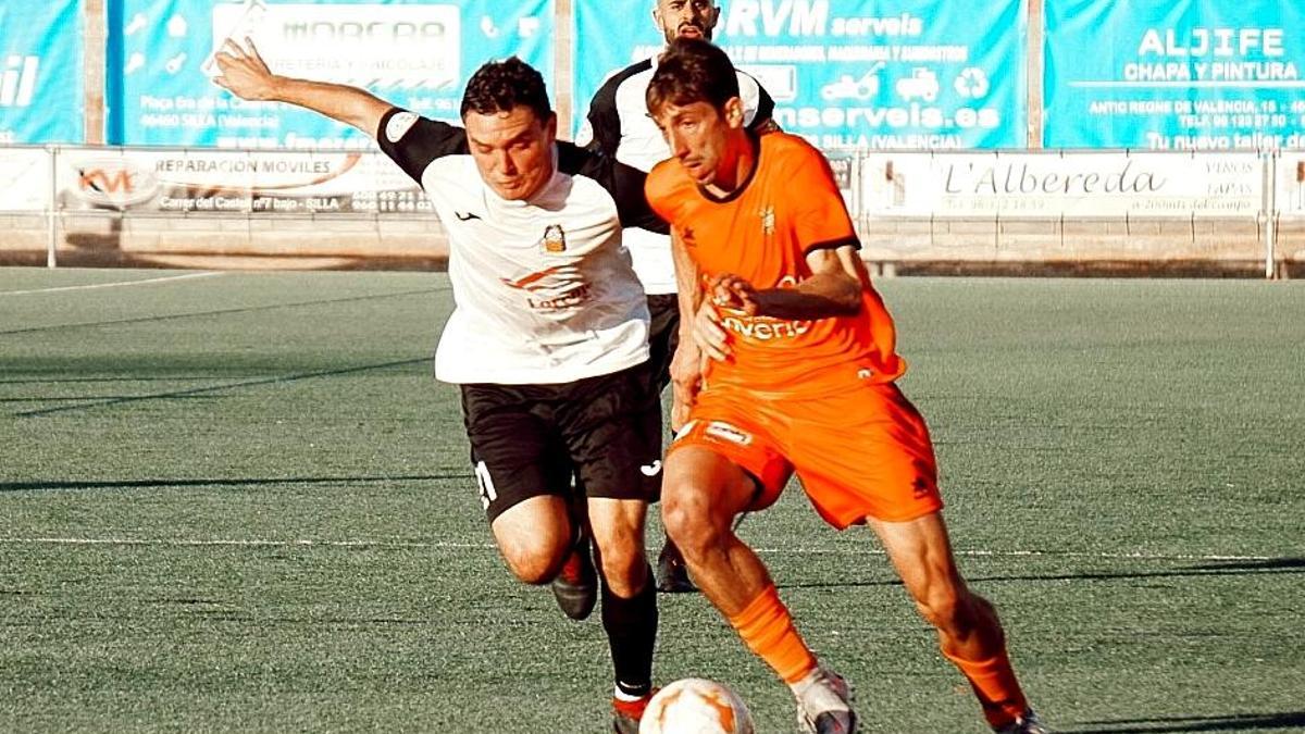 El Atzeneta conduce el balón ante la presión del Silla en el partido.