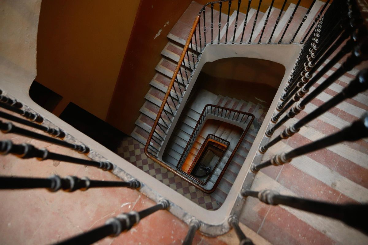 La escalera del edificio que un fondo lleva años desalojando