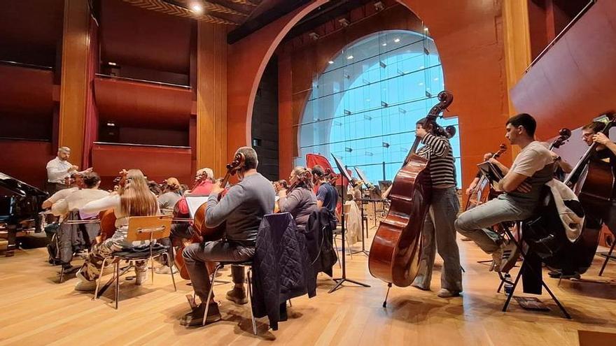 La Orquesta Comunitaria de Gran Canaria ultima los preparativos de su concierto 'Resilientes' en el Auditorio Alfredo Kraus