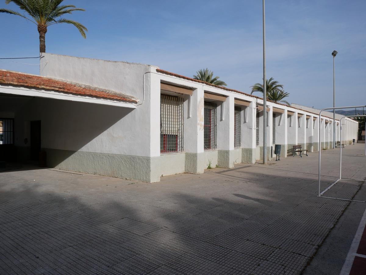 Patio y aulas del colegio de la pedanía de Crevillent de El Realengo