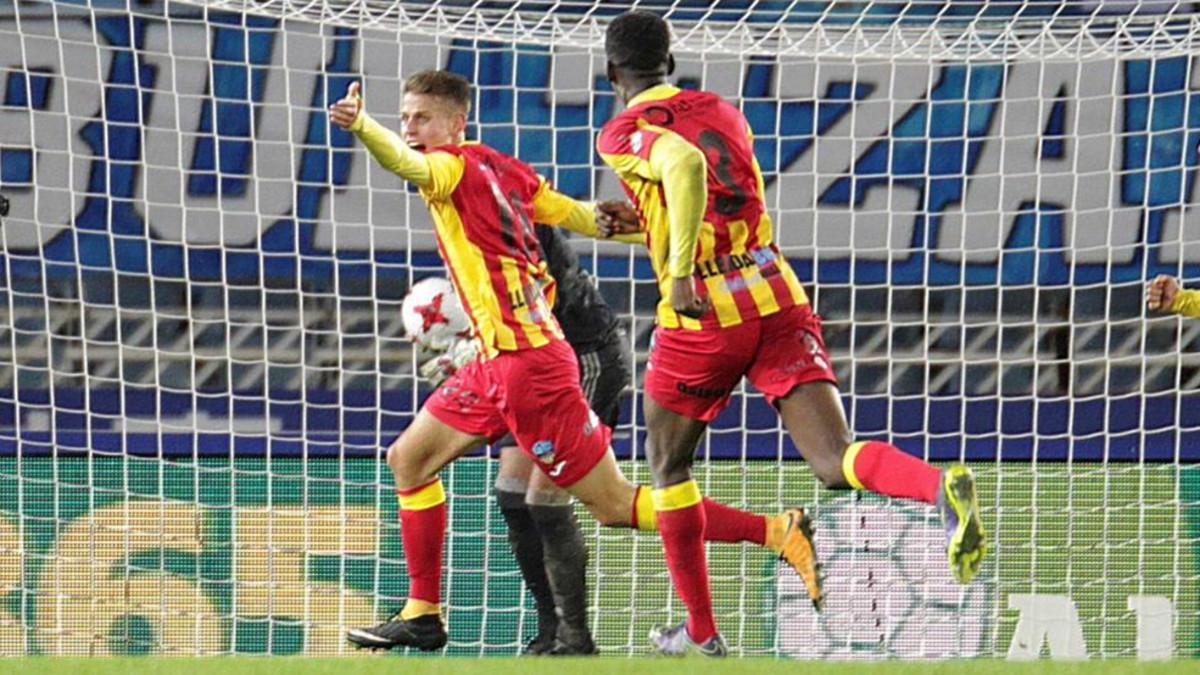 Bojan Radulovic, a la izquierda, tras su gol en Anoeta