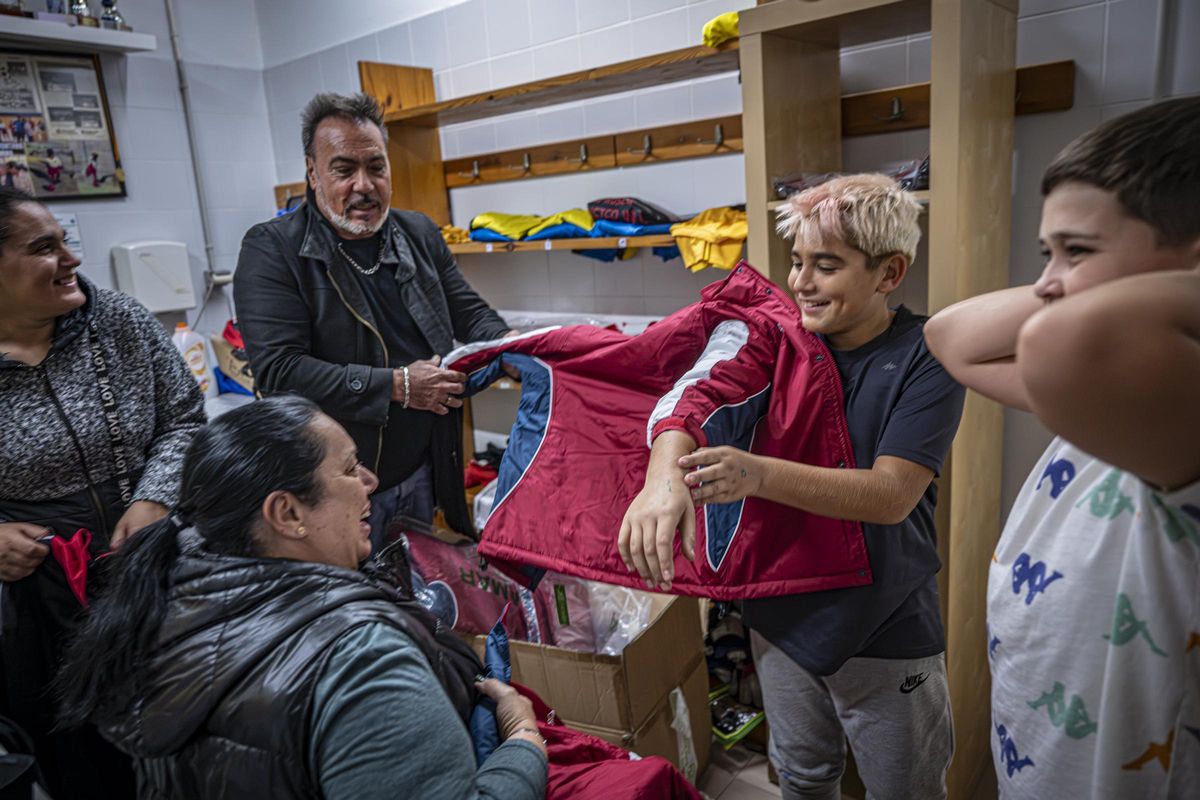 Entrenamiento del primer equipo de fútbol femenino que se crea en el barrio de La Mina