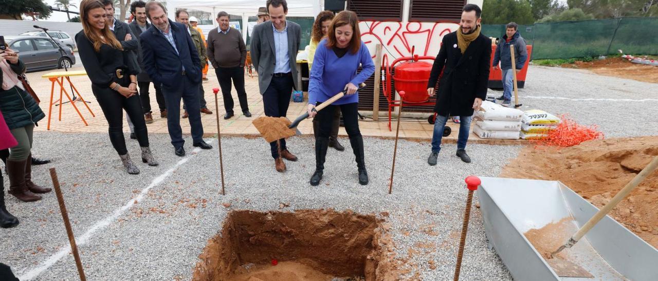 La presidenta, Francina Armengol, echa tierra en la colocación de la primera piedra de las VPO de la avenida Pere Matutes. | J.A. RIERA