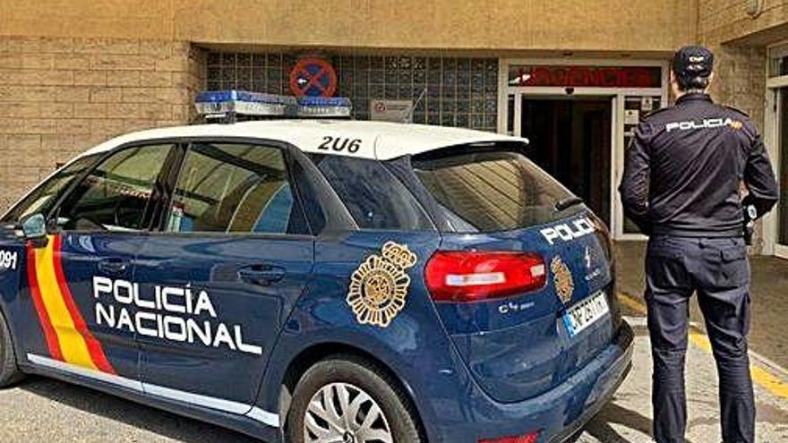Un policía ayer en Urgencias del Hospital General de Alicante.