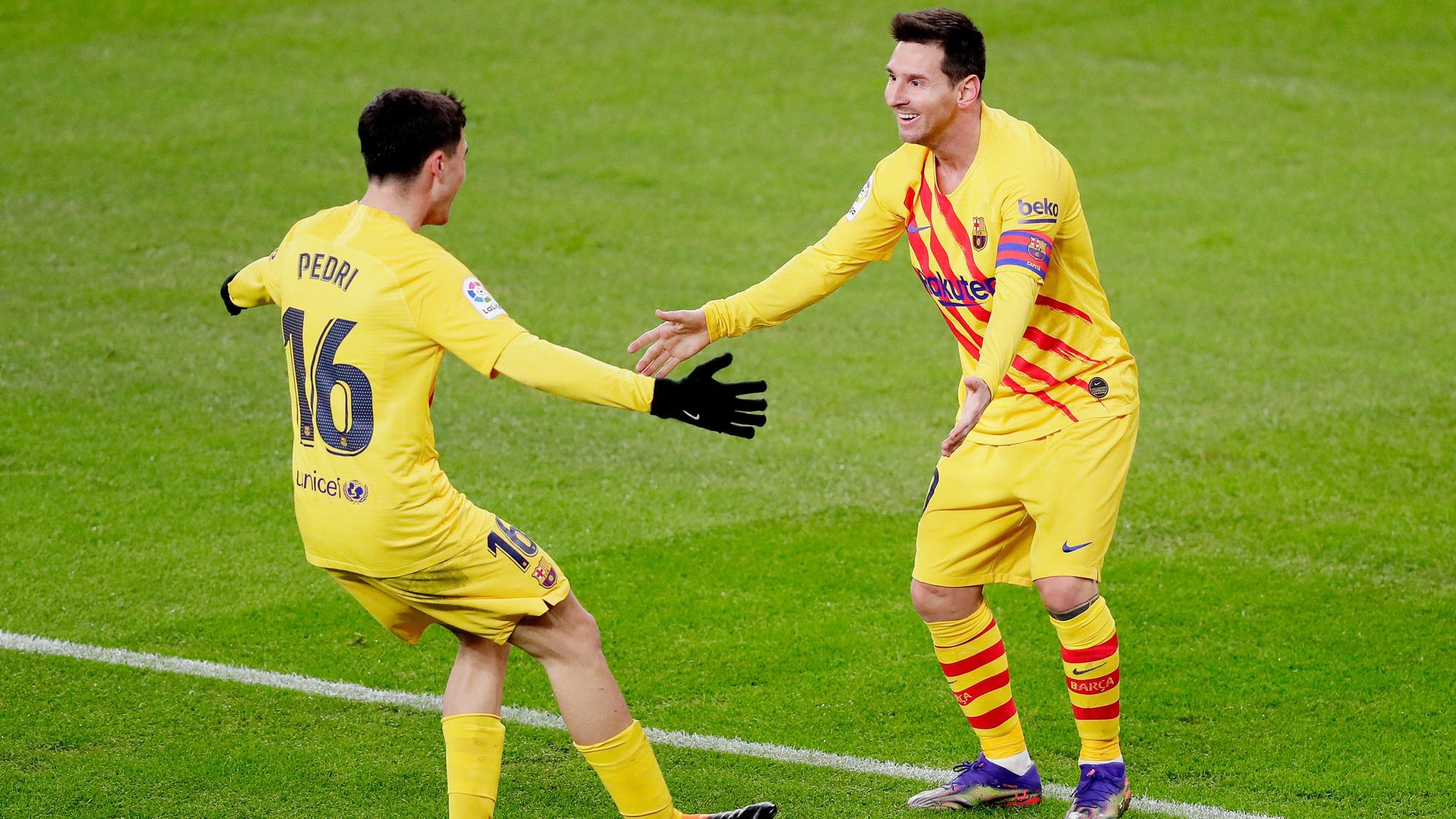 Pedri y Messi celebran el 1-2 marcado por el argentino tras un pase del canario.