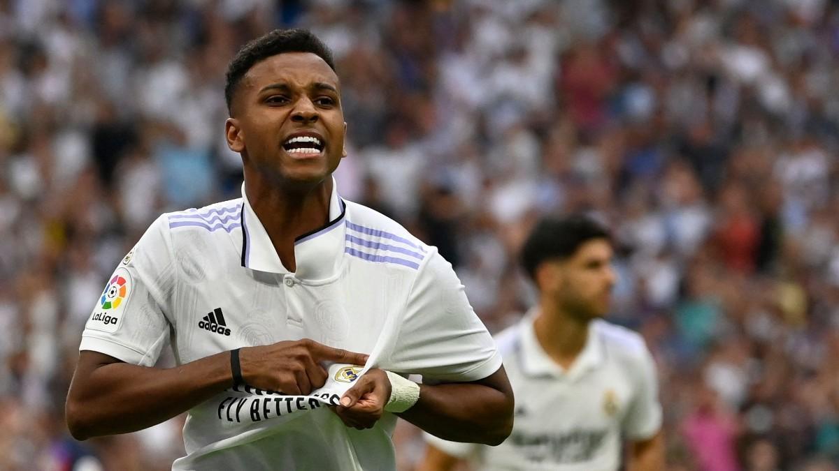 Rodrygo se toca el escudo tras hacer el 3-1