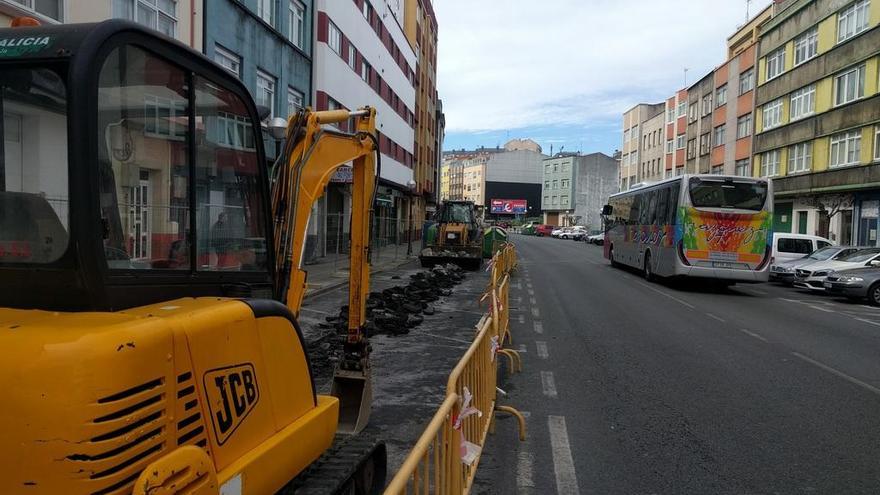 Obras para sustituir las tuberías de la red de agua de la travesía de Meicende.