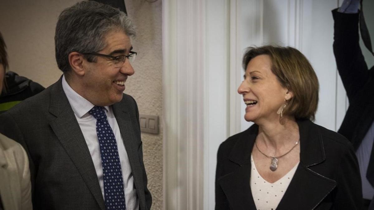 Francesc Homs bromea con Carme Forcadell, este martes, en el Col·legi de Periodistes.