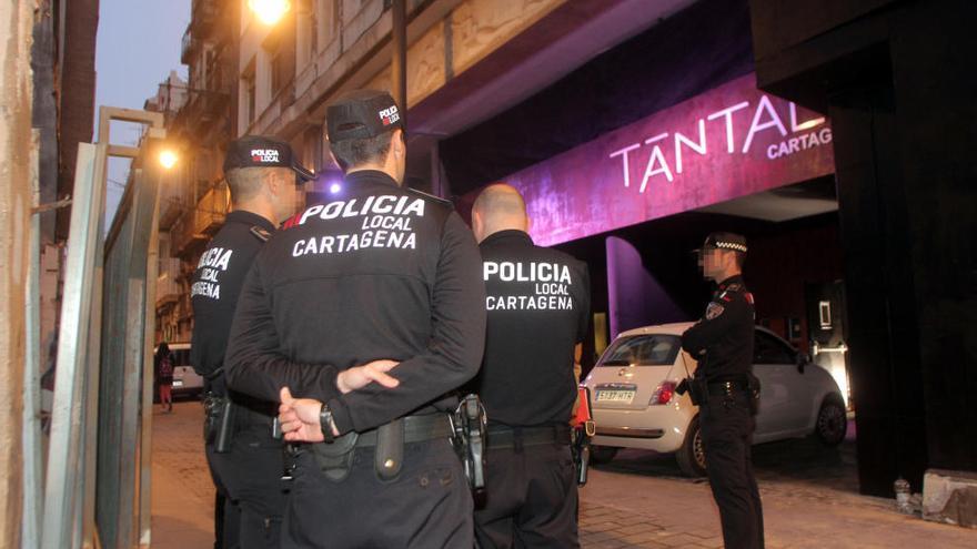 La Policía Local, ayer, frente a una de las discotecas.