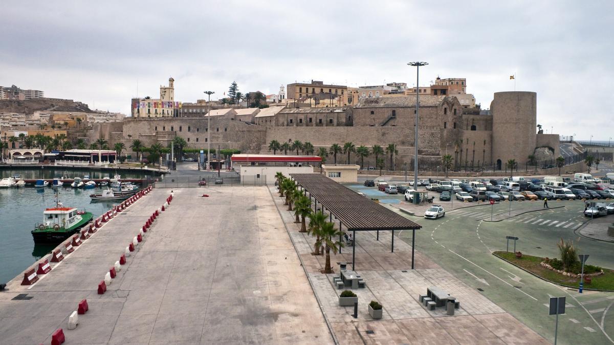 Uan vista parcial del puerto de Melilla.