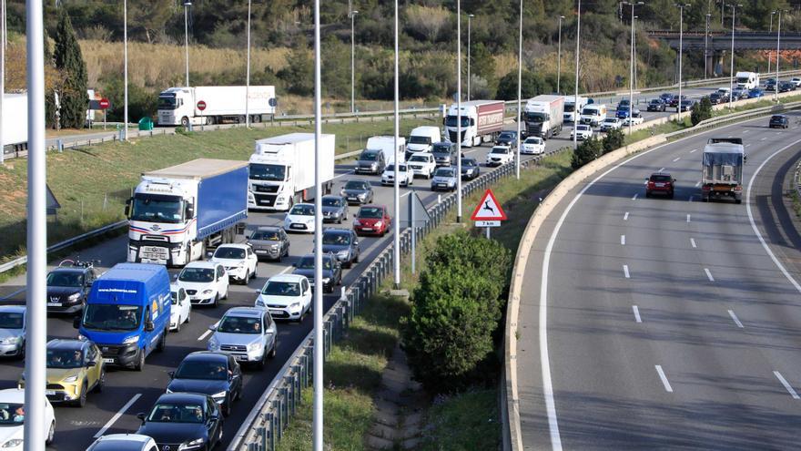 Retencions quilomètriques a l&#039;AP-7 en l&#039;operació de sortida de Setmana Santa