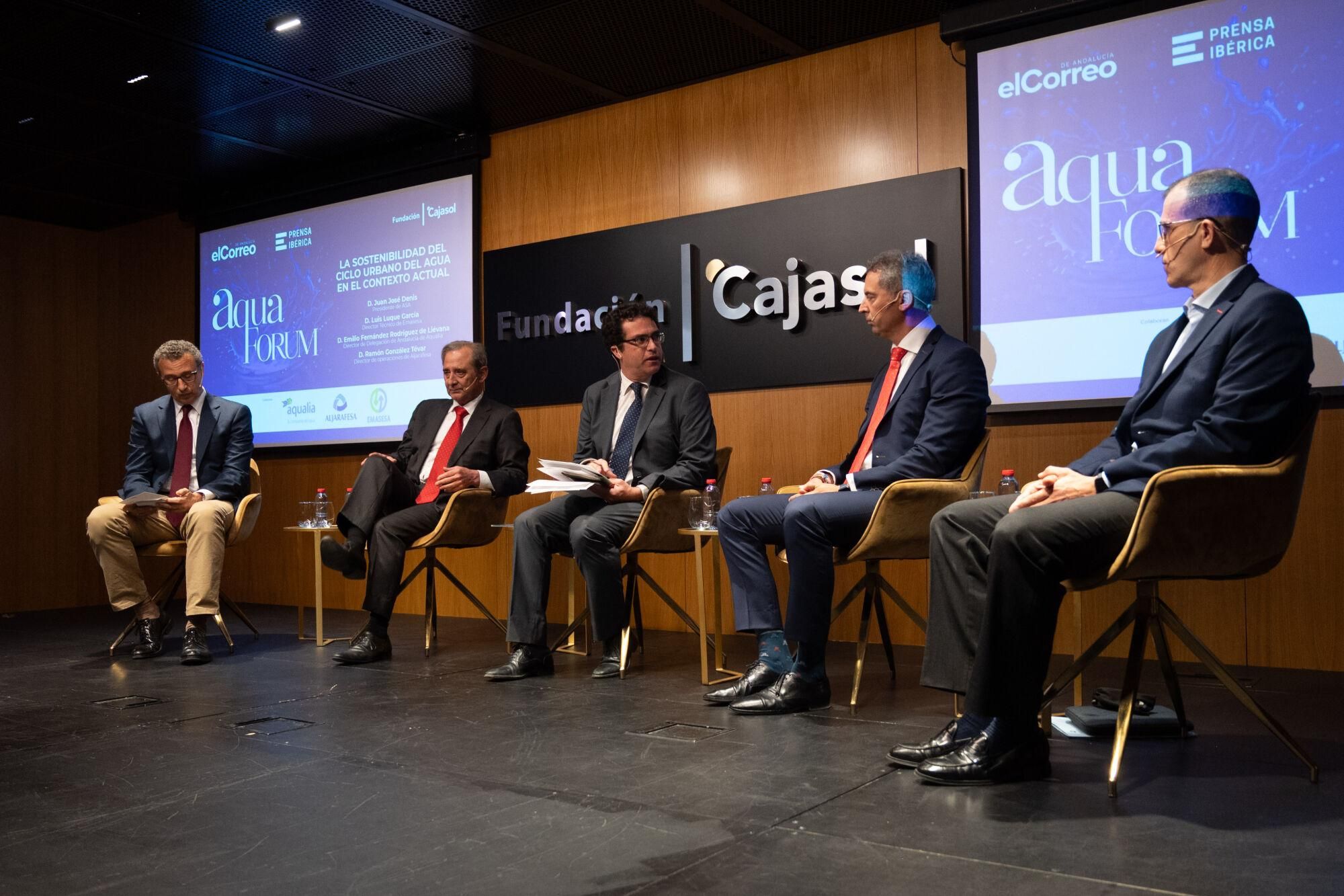 De izq. a dcha.: Juan José Denis, presidente de ASA Andalucía; Luis Luque García, director técnico de operaciones de Emasesa; Javier Alonso, redactor jefe de El Correo de Andalucía; Emilio Fernández Rodríguez de Liévana, director de delegación AQUALIA y Ramón González Tevar, director de operaciones Aljarafesa, durannte ell encuentro AQUAFORUM 2025 celebrao en Sevilla