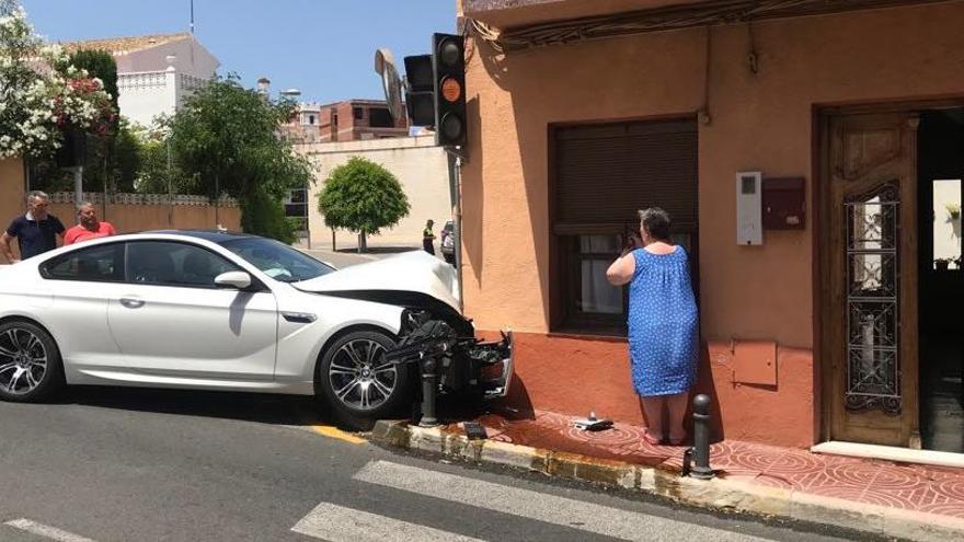 Un coche de lujo se empotra contra una casa en Benitatxell