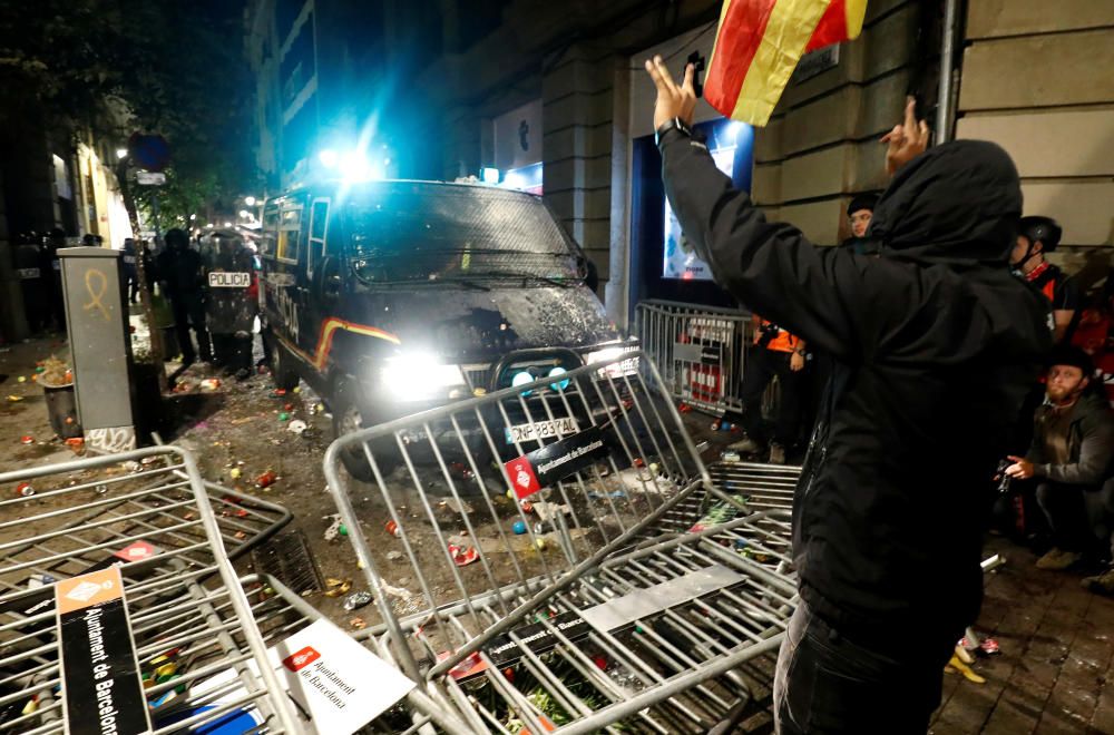 Protesta frente a la Jefatura de Vía Laietana