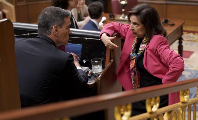 El presidente del Gobierno, Pedro Sánchez, conversa con la ministra de Defensa, Margarita Robles, durante el pleno del Congreso de este miércoles.