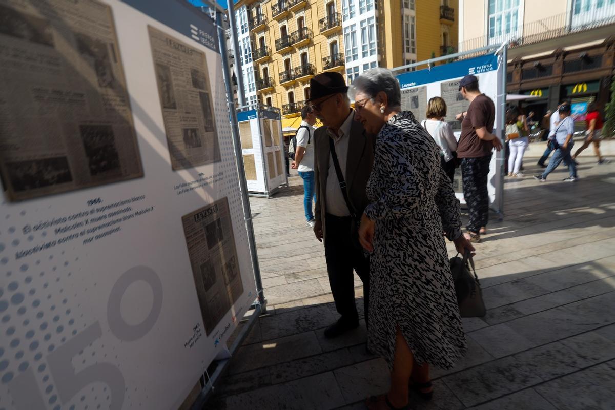 El público descubre la exposición de Levante-EMV en la plaza de la Reina de València El público descubre la exposición de Levante-EMV en la plaza de la Reina de València