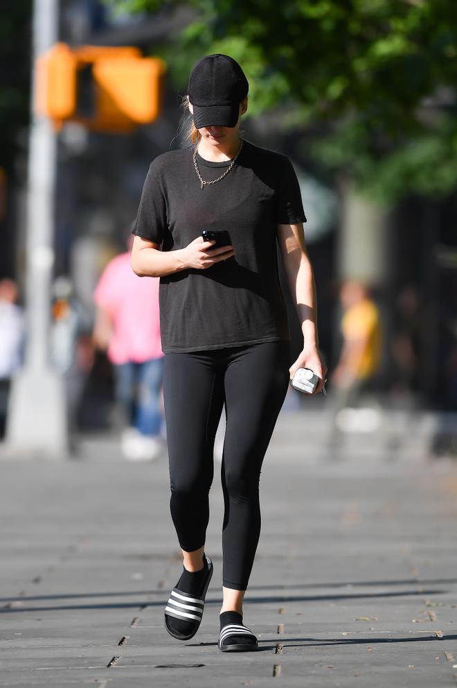 Jennifer Lawrence con sandalias Adidas de muejr