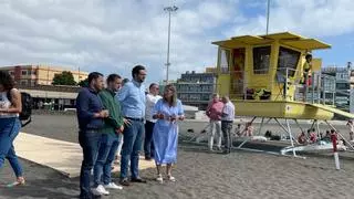 Juan Antonio Peña y María Inmaculada González celebran el izado de la bandera azul en Melenara