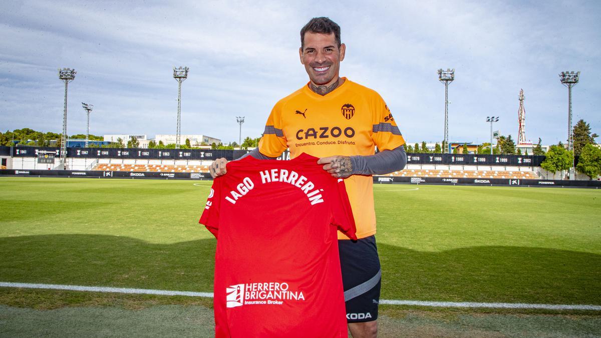 Iago Herrerín posa con su nueva camiseta en Paterna