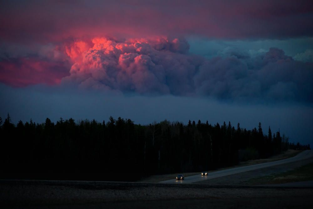 El incendio registrado en la localidad canadiense de Fort McMurray, en el estado de Alberta, ha destruido miles de hectáreas y de viviendas.