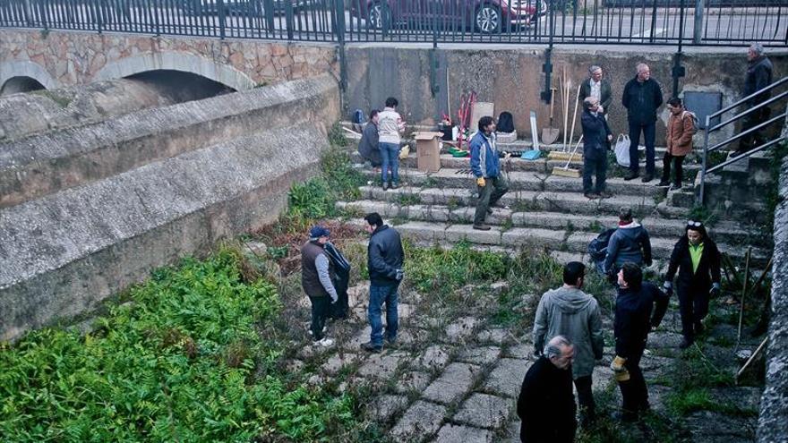 Limpian de basura y maleza la zona de Fuente Concejo