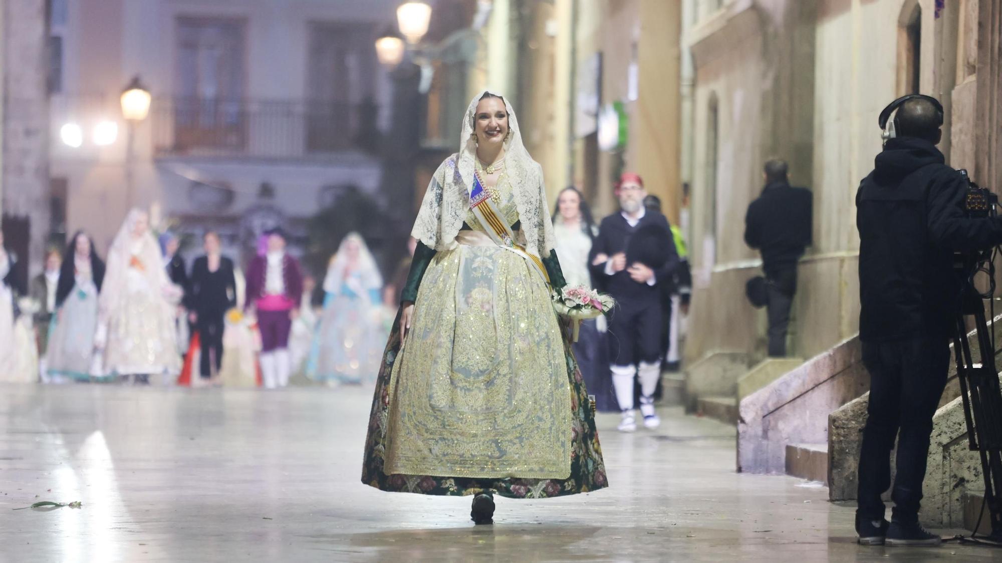 La fallera mayor de Valencia, María Estela Arlandis, ofrenda a la Virgen