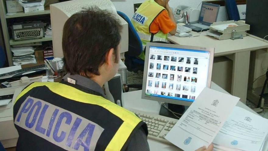 Un policía examina material pedófilo durante una operación conta la pornografía infantil.