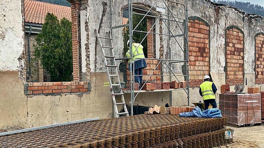 Operaris treballant en la reconstrucció de la nau.