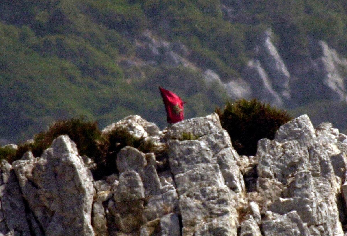 La bandera del Reino de Marruecos, en el islote Perejil.