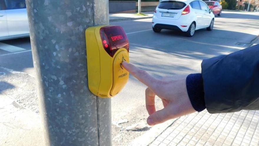 Manresa estrena dos semàfors amb polsador en carrers molt transitats