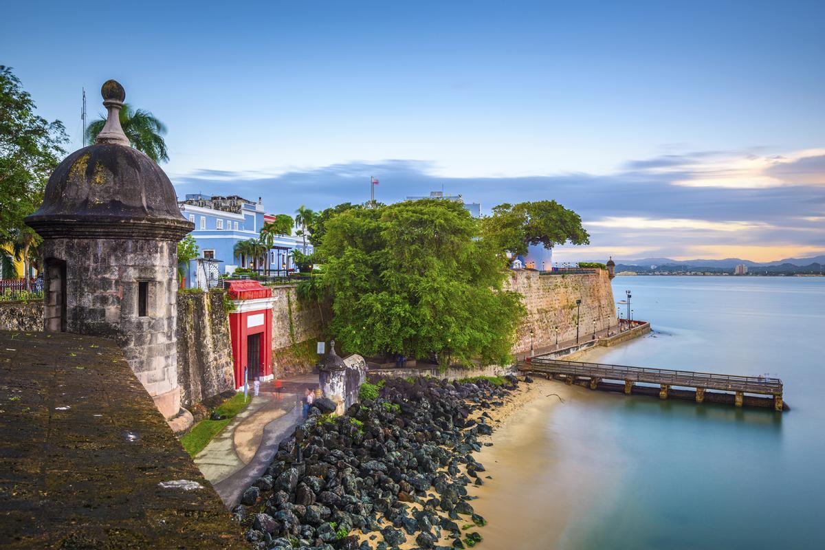 Paseo de la Princesa, junto a la bahía del Viejo San Juan