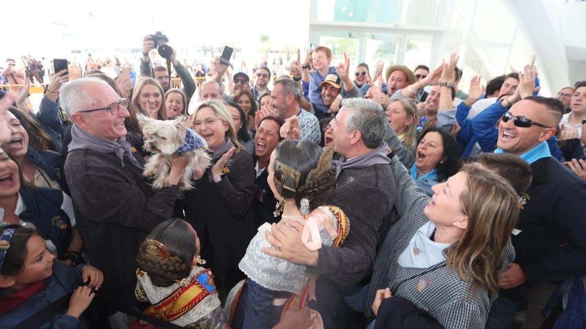 L' Antiga festeja su tercer triunfo consecutivo del Ninot Indultat