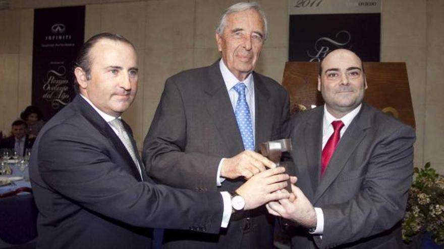 Pablo Junceda, Juan Manuel Desvalls y Agustín Iglesias Caunedo, con el premio «Ovetense del año», ayer, en el hotel de la Reconquista.