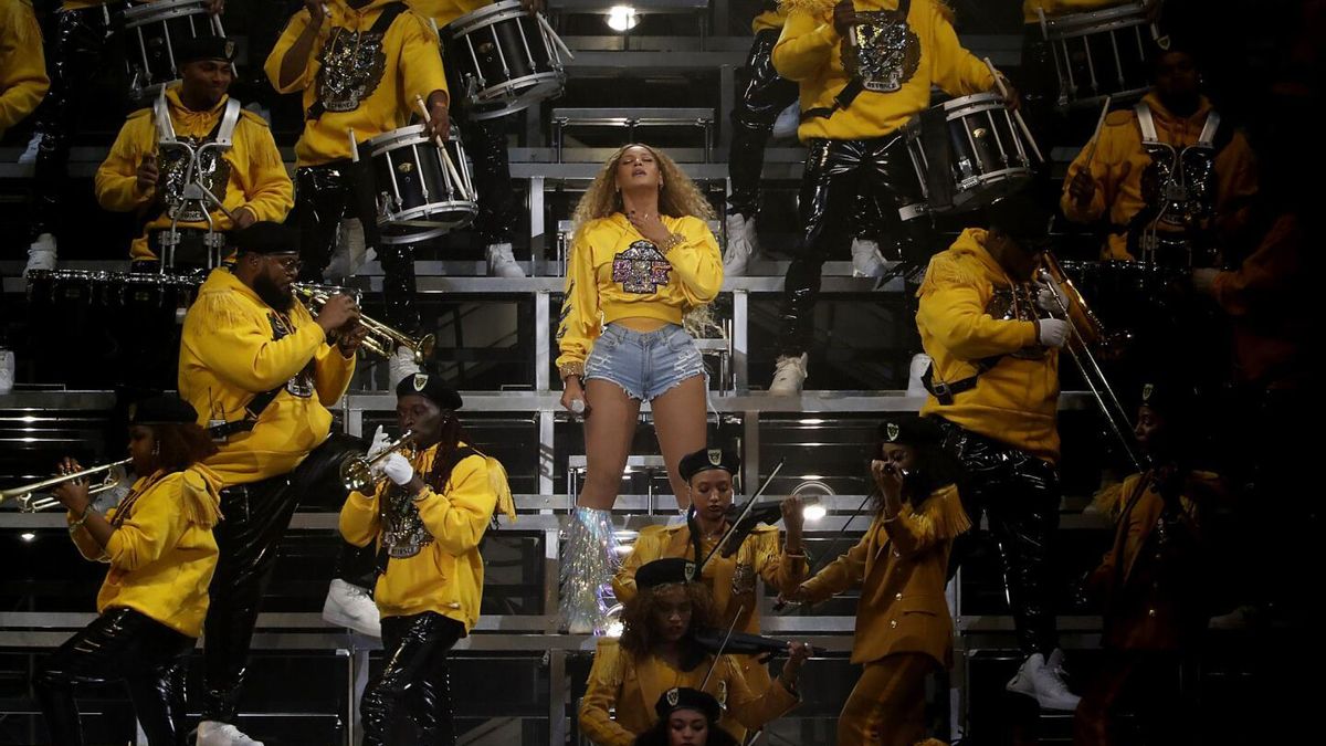 Beyoncé en el escenario durante la primera de sus actuaciones en el Coachella de 2018.