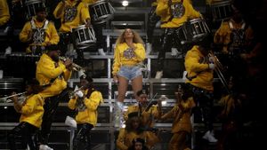 Beyoncé en el escenario durante la primera de sus actuaciones en el Coachella de 2018.