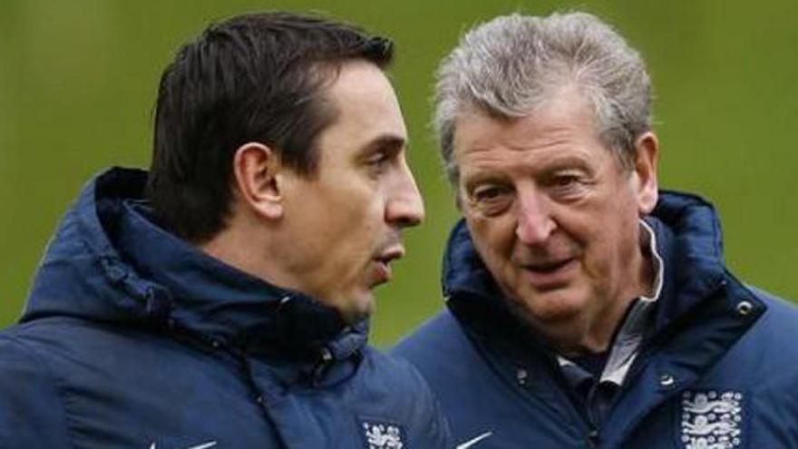 Hodgson y Neville durante una sesión de entrenamiento con la selección inglesa.