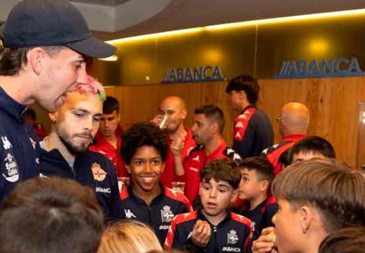 Dani Barcia y David Mella hablan con canteranos. Arriba, José Rey Nsongo Bil. | RCD/Casteleiro R. A.