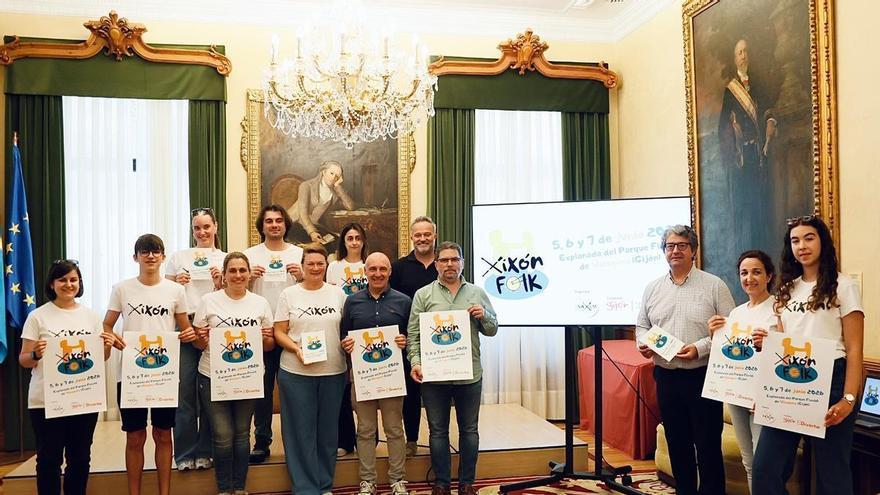 Gaitas, juegos tradicionales, animación mitológica, actuaciones musicales artesanía y gastronomía en la tercera edición de Xixón Folk