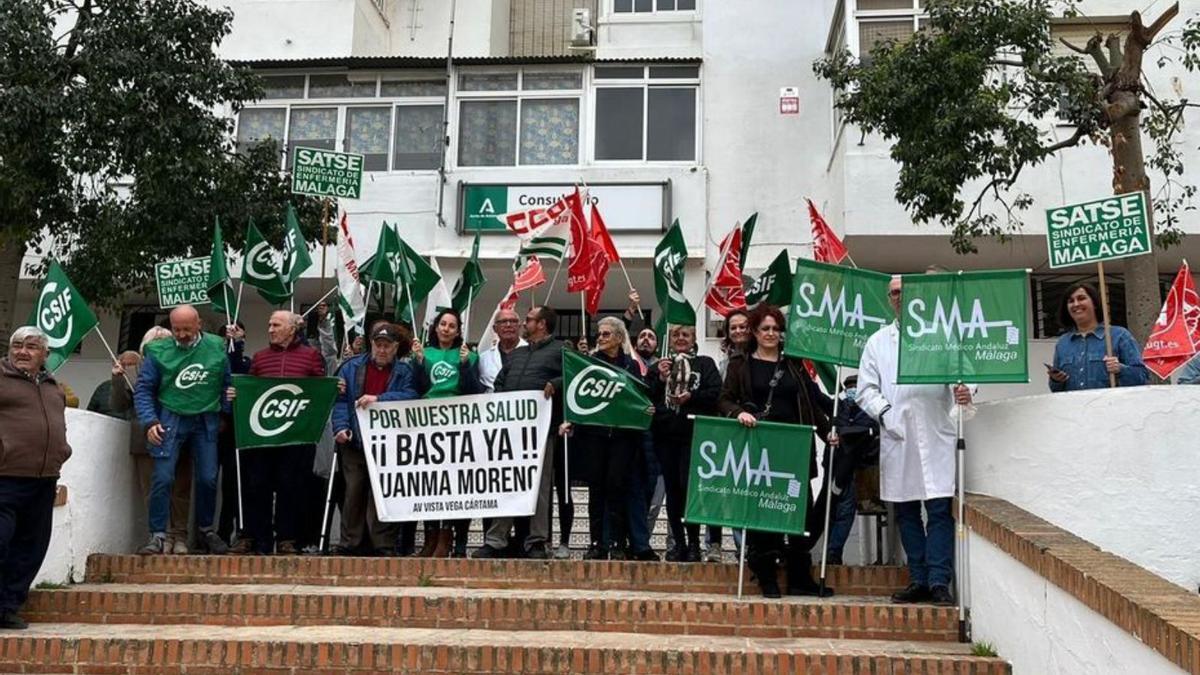 Trabajadores del consultorio de Cártama, en una protesta.