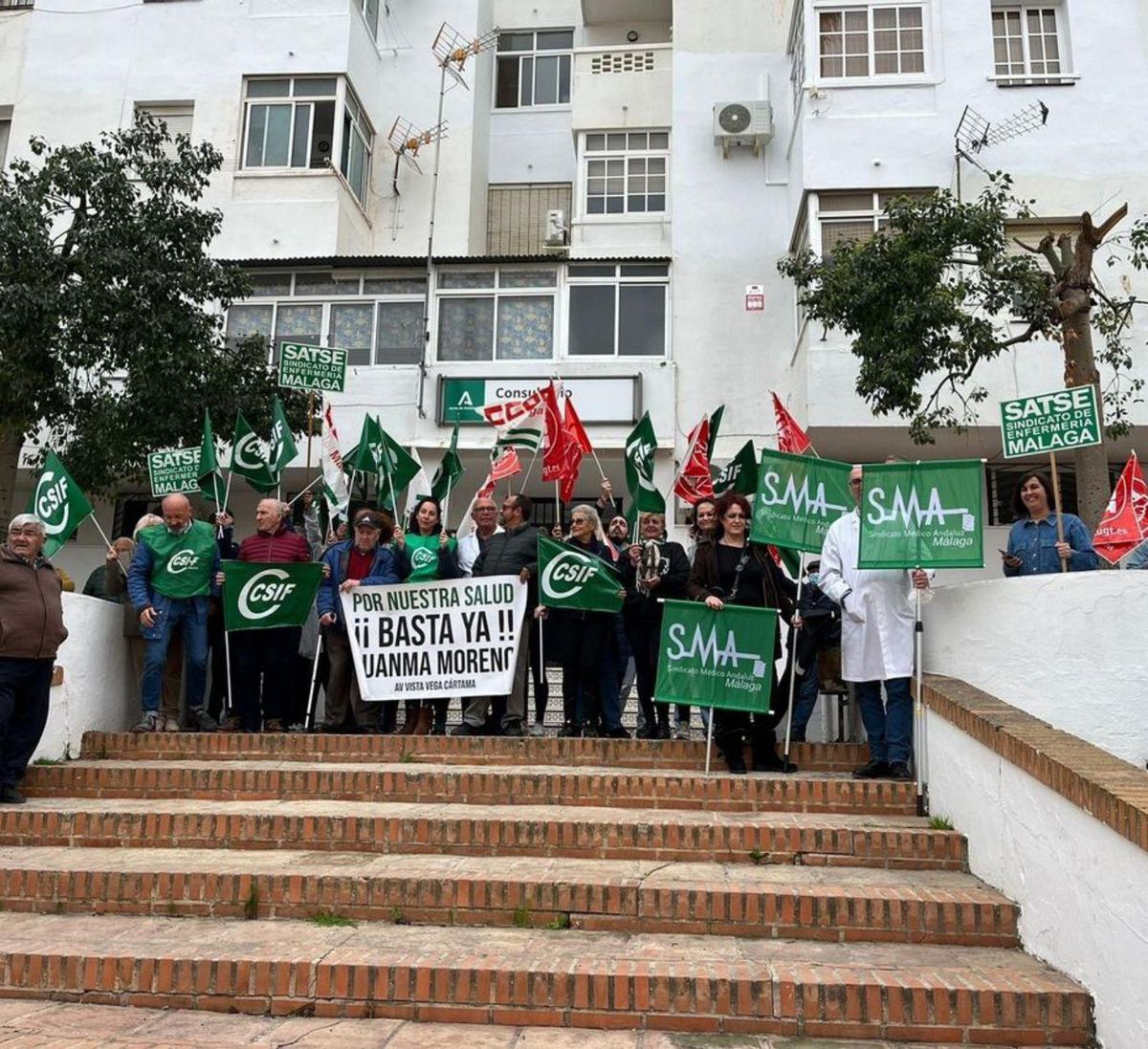 Trabajadores del consultorio de Cártama, en una protesta. | L.O.