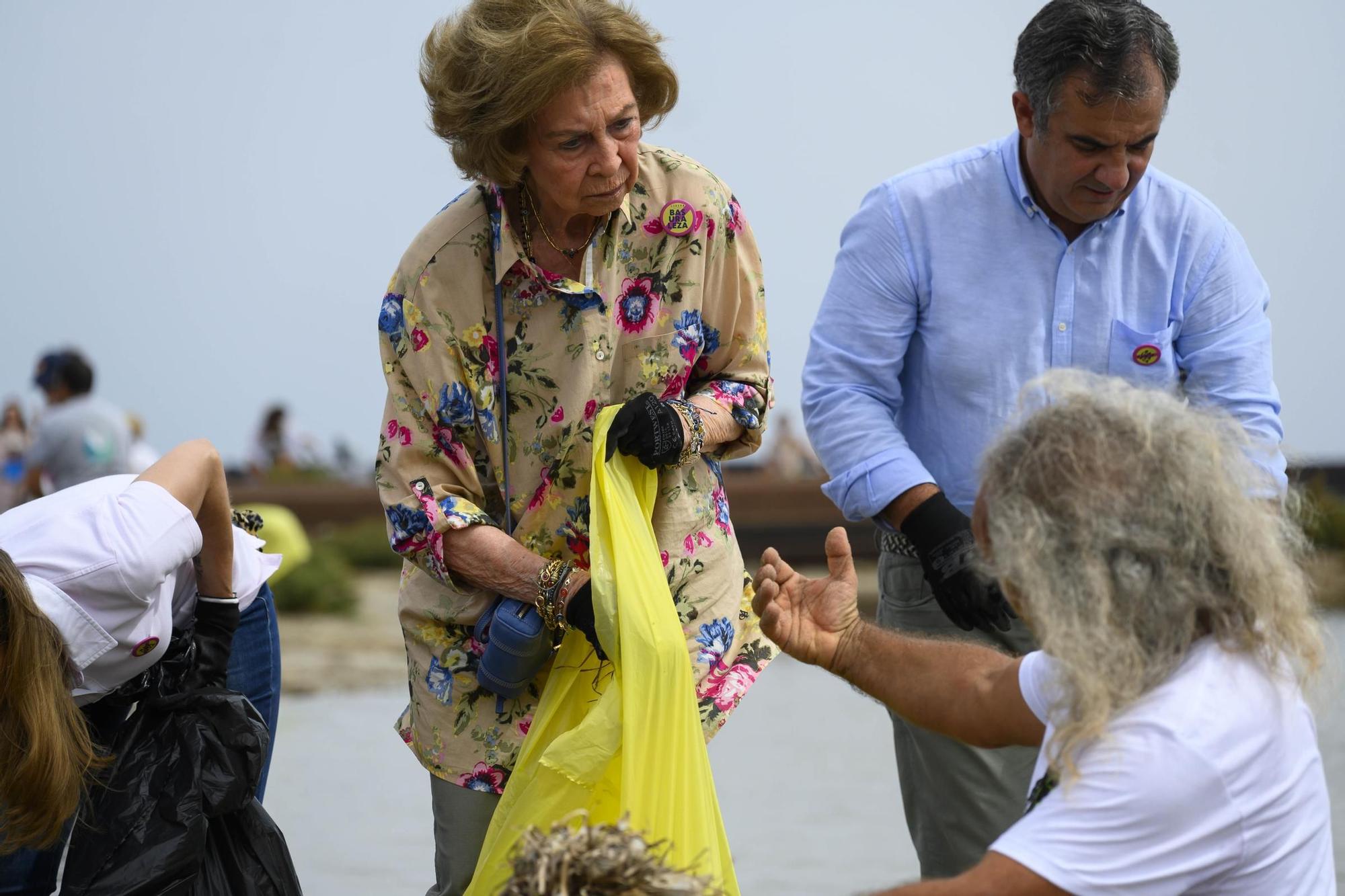 16092023-REINA SOFIA PARTICIPA EN RECOGIDA DE BASURAS EN LA MANGA CALA DEL ESTACIO SAN JAVIER -44.JPG