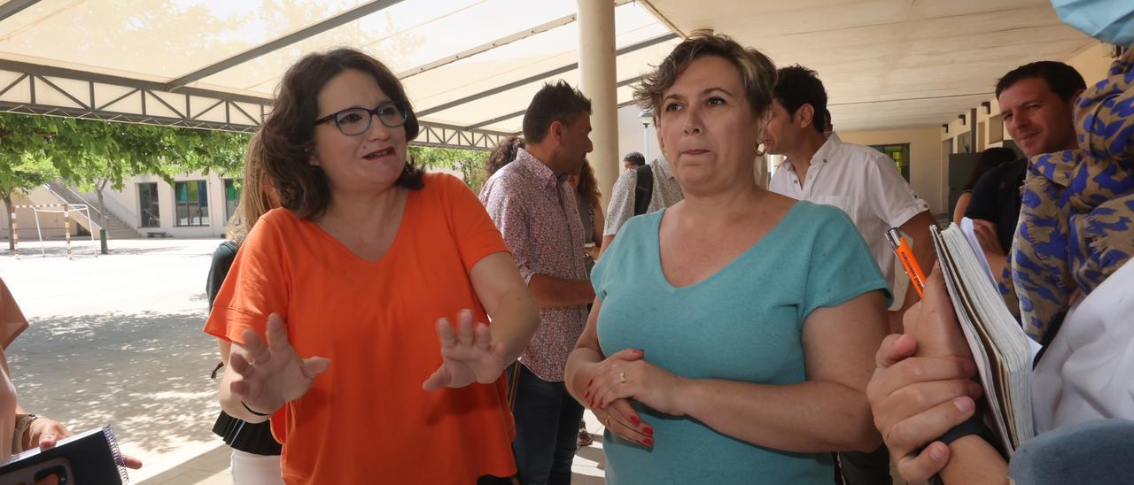 Mónica Oltra, a la izquierda, durante su visita al CEIP Tombatossals de Castelló el pasado mes de mayo.