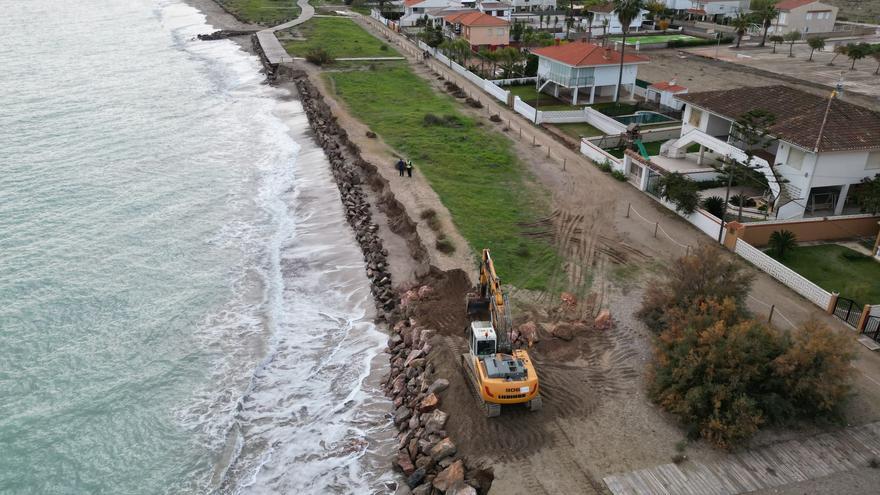 Un muro de rocas protegerá la playa de Almenara de &#039;mordidas&#039; del mar