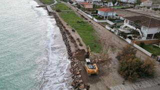 Un muro de rocas protegerá la playa de Almenara de 'mordidas' del mar